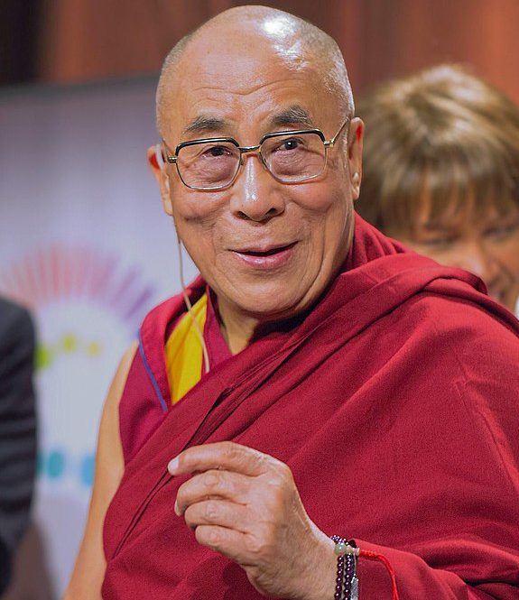 Essas declarações geraram controvérsia, com muitos críticos apontando para a hipocrisia de um líder religioso que busca refúgio no exterior, mas se recusa a apoiar a migração para outros países. E não para por aí.