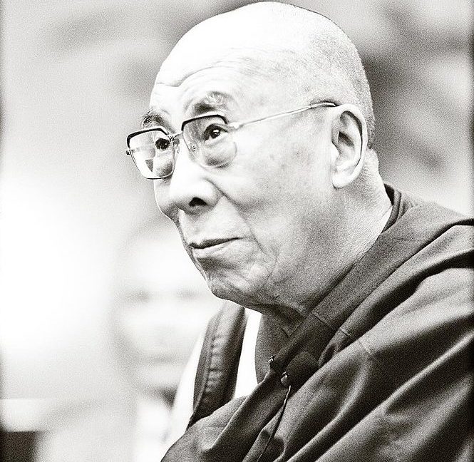 Os autores do livro Budismo, a lei do silêncio investigaram alguns dos centros budistas nos últimos 40 anos e conseguiram depoimentos de 32 discípulos que relataram ter sofrido algum tipo de abuso, envolvendo pelo menos 13 mestres.