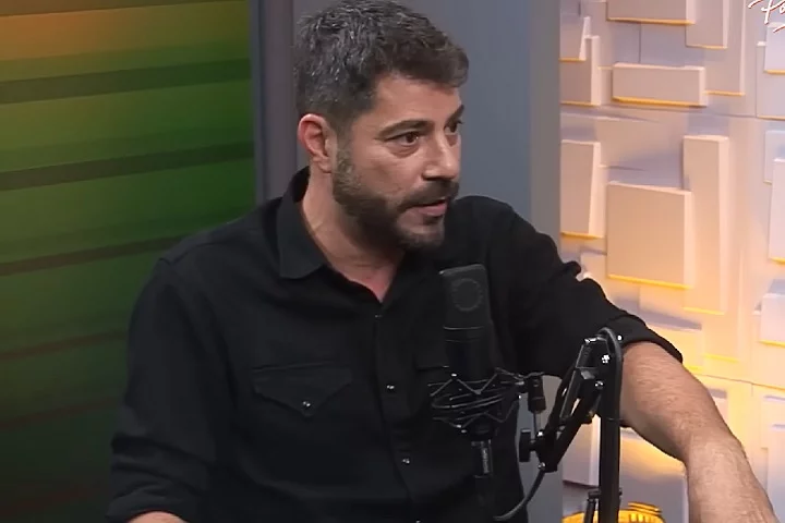 “Às vezes as pessoas falam assim, ‘que legal, você tá bem magrinho, barriga chapada’. Mas não é um emagrecimento saudável, pontuou.