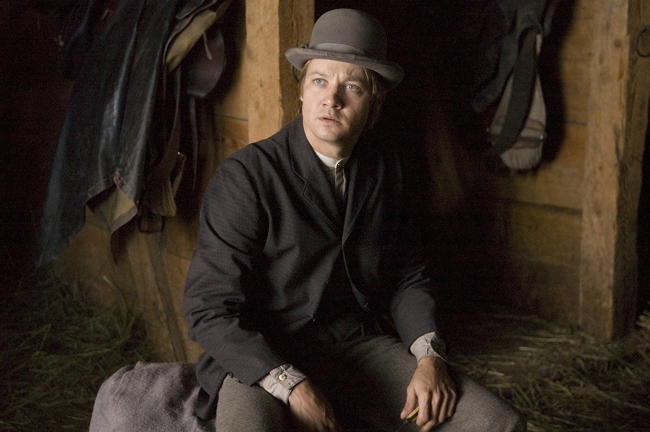 Depois de diversos papéis em filmes pequenos, Renner ganhou uma nova vitrine ao atuar ao lado de Brad Pitt em “O assassinato de Jesse James pelo Covarde Robert Ford” (2007). O longa recebeu críticas positivas na época e a partir dali sua carreira iria deslanchar de vez.