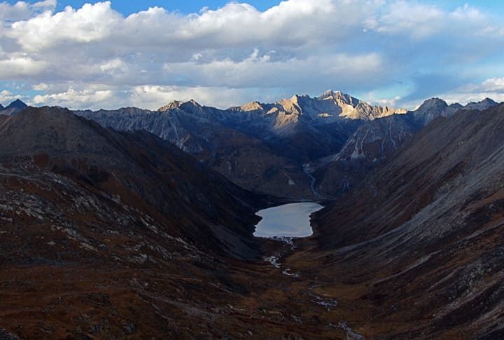 Quando um Dalai Lama morre nem sempre um outro é encontrado. Os monges costumam meditar no lago sagrado Lhamo Lhatso, no Tibete, até terem uma visão. E testam crianças nascidas um ano após a morte do antigo líder.  Mas nem sempre a reencarnação é confirmada. 