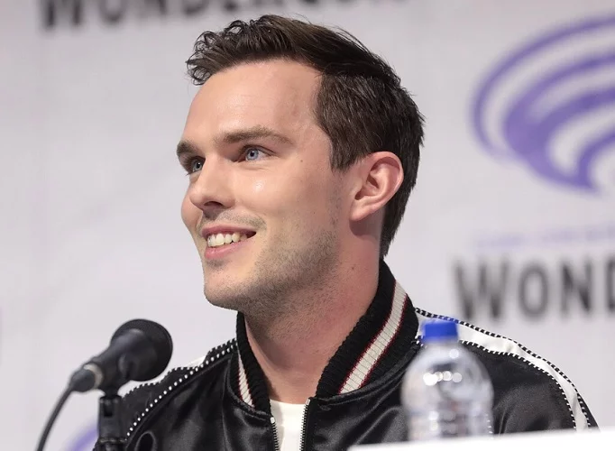 Nascido em 7 de dezembro de 1989, em Berkshire, na Inglaterra, Hoult demonstrou seu interesse pela atuação desde a infância.