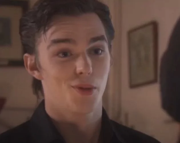 O papel de Tony, cheio de complexidade emocional, permitiu que Hoult mostrasse sua habilidade para interpretar personagens multifacetados.