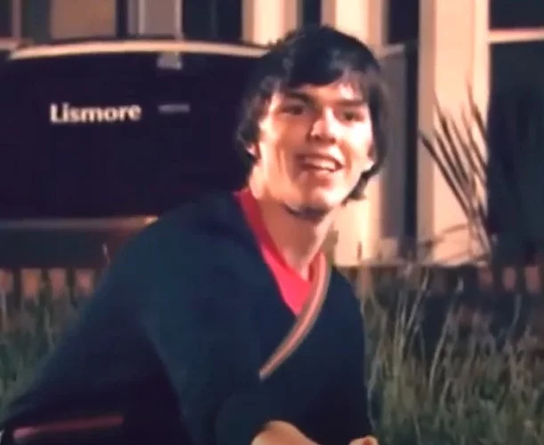 A série foi um marco na televisão britânica, apresentando uma abordagem crua e realista sobre a vida de jovens adultos.