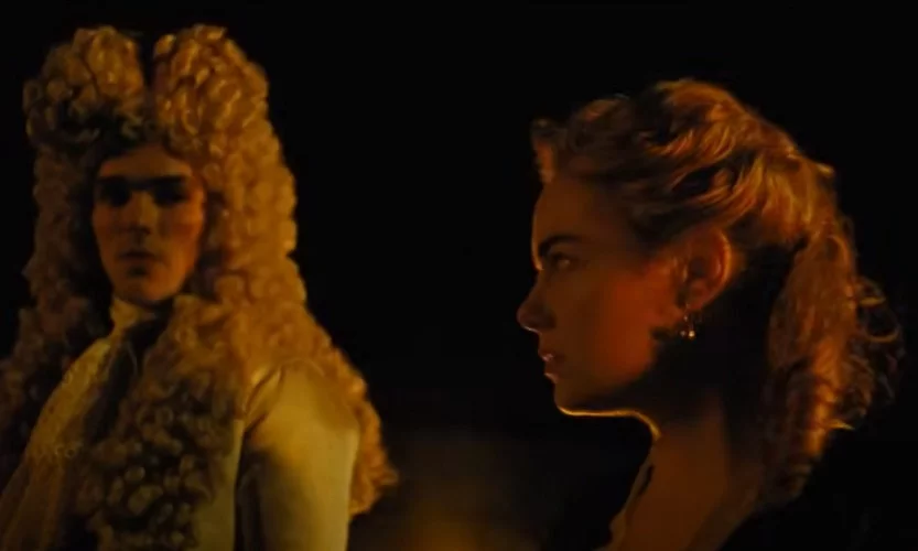 Hoult também foi ganhando destaque em filmes de drama histórico e biográfico. Em 2017, ele interpretou Sir Robert Harley em A Favorita, a aclamada sátira histórica de Yorgos Lanthimos, no qual compartilhou cena com Olivia Colman, Emma Stone e Rachel Weisz.