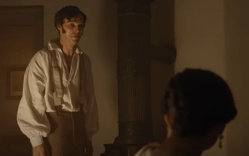 O filme tem uma abordagem inovadora do famoso conto de vampiro, e Hoult interpreta Thomas Hutter, o protagonista que acaba se envolvendo com o enigmático Nosferatu.