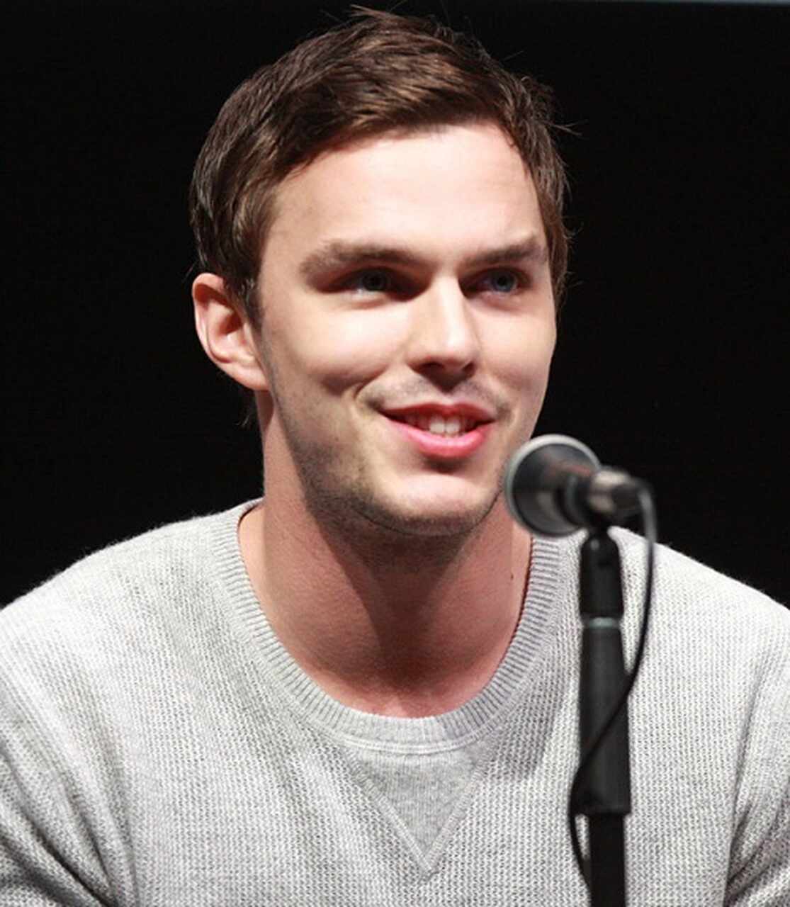 A carreira de Nicholas Hoult é um exemplo de evolução constante. De um garoto prodígio a um dos principais nomes do cinema contemporâneo, Hoult construiu uma trajetória marcada por escolhas ousadas e um profundo compromisso com a atuação.