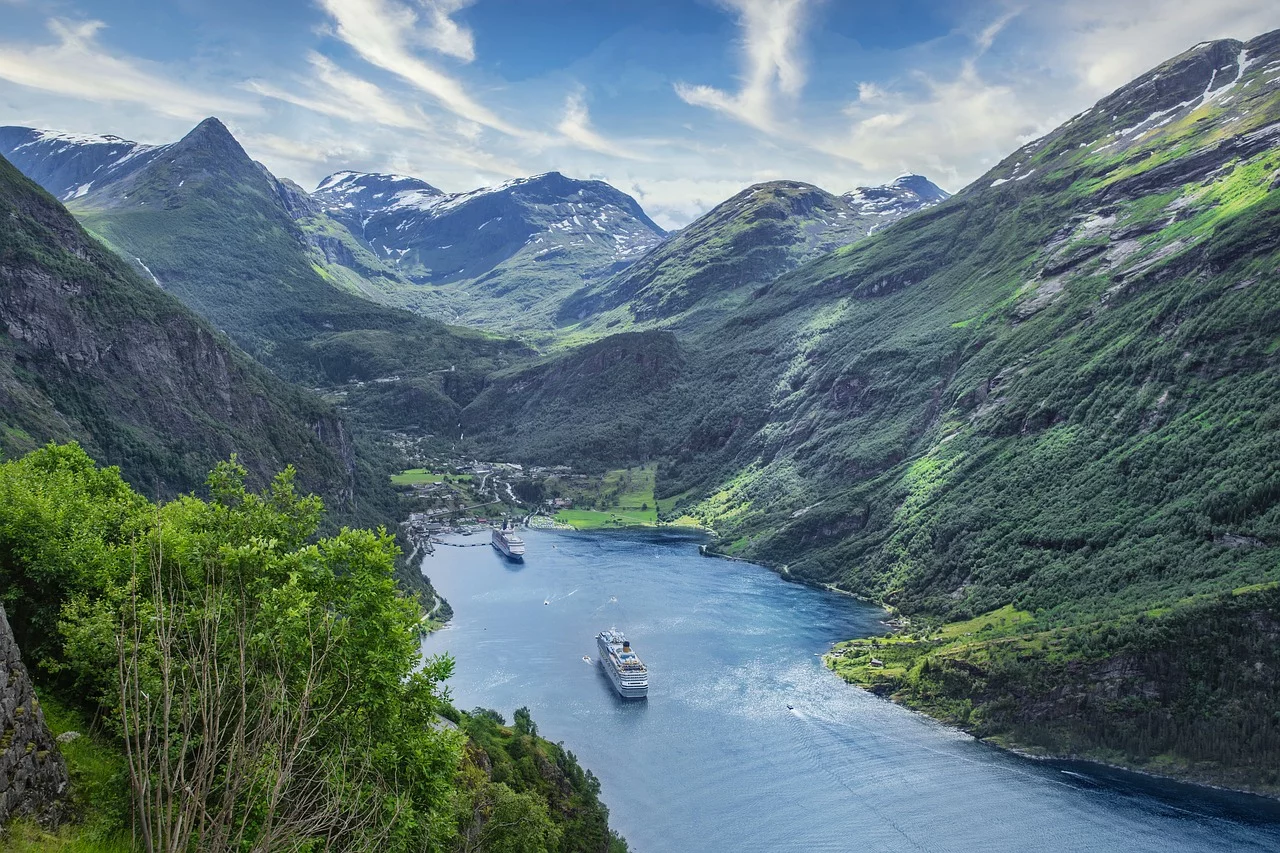 Os fiordes são uma formação natural que se caracteriza por uma grande abertura de mar entre montanhas rochosas, causada pela erosão de glaciares (geleiras). Uma atração e tanto no turismo. Veja alguns que enchem os olhos. 
