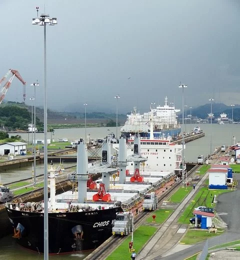 O canal depende da água doce de lagos vizinhos para dar conta do seu gigantesco sistema de eclusas, que permite a passagem de grandes navios. Para o funcionamento normal, o canal precisa de 190 milhões de litros de água para que as embarcações possam flutuar. 
