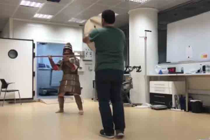 Diante dessa dúvida, os pesquisadores pegaram uma armadura encontrada em Dendra, na Grécia, em 1960. A peça (Panóplia) é considerada uma das mais antigas da Idade de Bronze na Europa.