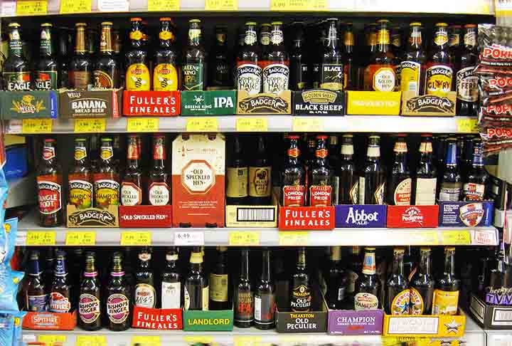 Na Inglaterra, algumas cervejas populares são amplamente consumidas em público, tanto em bares quanto em eventos. São cervejas que ficam com frequência na mesa dos amigos longevos e de outros ingleses nos pubs do país.  Aqui estão algumas das mais  conhecidas: