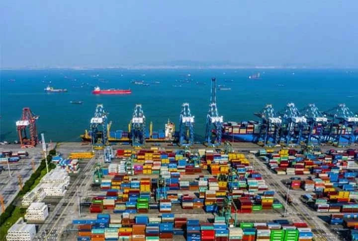O Porto de Guangzhou, situado no sul da China, é um importante centro portuário com uma vasta capacidade de movimentação de carga. Localizado próximo ao delta do Rio das Pérolas, o porto possui terminais especializados para contêineres, carga geral e produtos industriais.