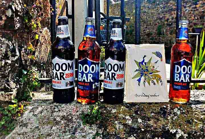 Doombar: Uma ale tradicional inglesa da região da Cornualha, conhecida pelo sabor maltado e final levemente amargo.