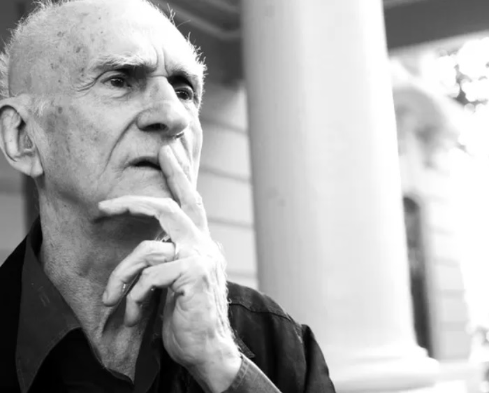 Em 1970, Ariano Suassuna foi um dos fundadores do Movimento Armorial, que buscava a valorização da cultura nordestina e a criação de uma arte erudita a partir de elementos da cultura popular.