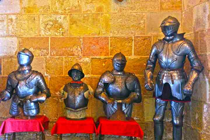 Datada do século XV a.C., a armadura Dendra é composta por 15 folhas de liga de cobre unidas com couro, que cobrem o usuário do pescoço aos joelhos, relatou Sarah Knapton, do Telegraph.