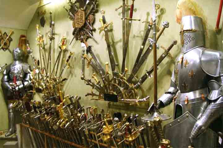 A Guerra de Tróia da Ilíada de Homero , que foi travada alguns séculos depois da fabricação da armadura Dendra e meio milênio antes da vida de Homero.