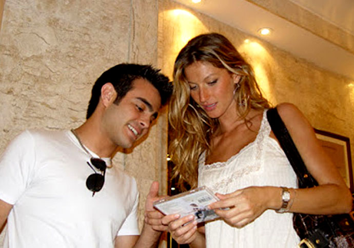 Gisele foi homenageada pelo cantor brasileiro Gabriel Guerra que, em parceria com Pedro Cezar, compôs a canção Tributo a Gisele. 