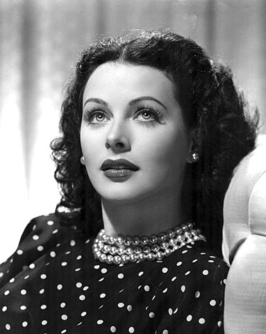 Hedy Lamarr (1914-2000) - Áustria - Construiu carreira na Europa e nos EUA. Teve nacionalidade americana e está na Calçada da Fama de Hollywood.  Também fez teatro. 