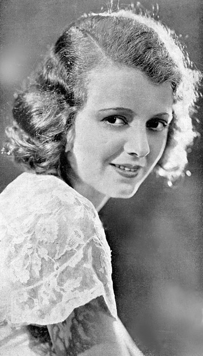 Janet Gaynor (1906-1984) - Foi a primeira a levar o Oscar de Melhor Atriz por suas atuações em três filmes: ''Sétimo Céu'' (1927), ''Aurora'' (1927) e ''O Anjo das Ruas'' (1928).  Esta foi a única ocasião em que uma atriz ganhou um Oscar por vários papéis no cinema., fato que desde a segunda premiação não é mais permitido. 