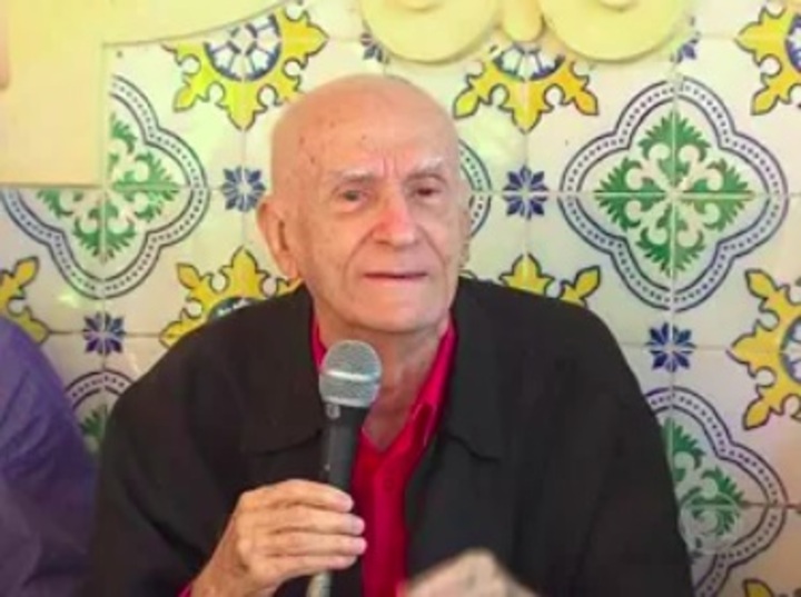 Além do teatro, Suassuna também escreveu romances e ensaios. Romance d'A Pedra do Reino e o Príncipe do Sangue do Vai-e-Volta (1971) mistura realidade e fantasia, narrado por um personagem que vive entre o sonho e a realidade do sertão nordestino.