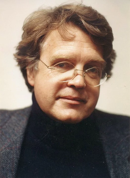 O sobrenome Holland foi adotado por Constance logo após a condenação de Wilde. Ela tirou o sobrenome do escritor dos filhos, para afastá-los do escândalo. Merlin (foto) vive na França e tem 77 anos. Ele investigou e escreveu sobre a vida do avô.