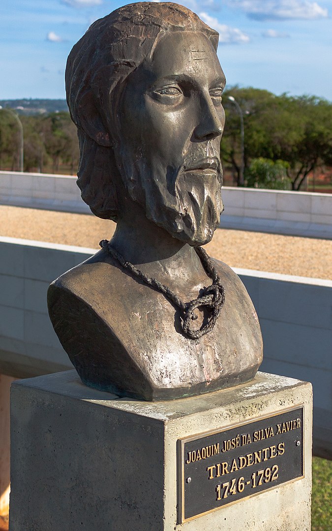 Em 1965, em plena ditadura militar, ele foi nomeado patrono da nação (Lei 4.897, de 9/12/65). Mas, ao mesmo tempo, era festejado como símbolo de liderança rebelde pelos políticos de esquerda. Na foto, busto de Tiradentes no Panteão da Pátria, em Brasília.