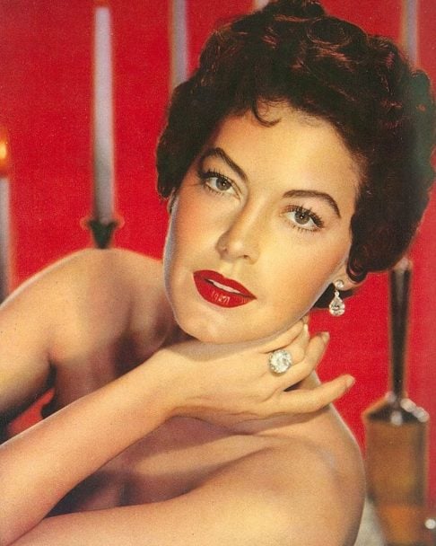 Atrizes de Hollywood dos chamados Anos de Ouro tinham outro estilo, condizente com a época, e usavam outro tipo de figurino, cabelo e maquiagem. Mas, cada qual em seu momento, deixou um legado de beleza, elegância e talento que até hoje inspira o mundo do cinema. Veja algumas beldades que marcaram o telão.