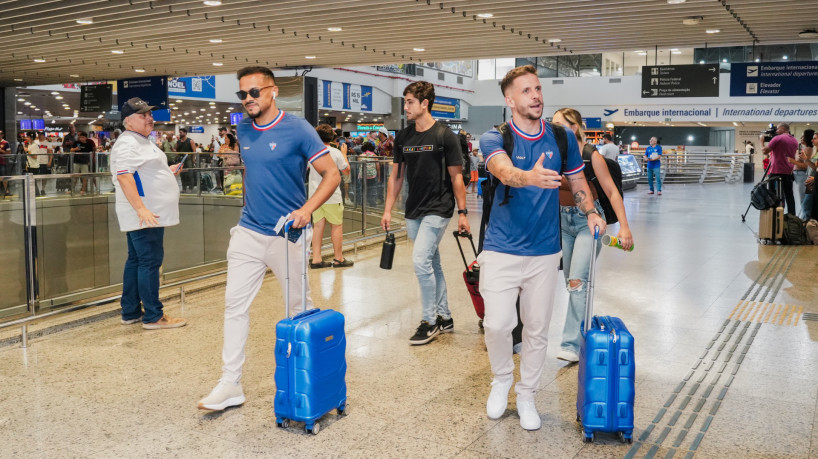 Bruno Pacheco e Lucas Sasha no embarque do Fortaleza para pré-temporada nos EUA