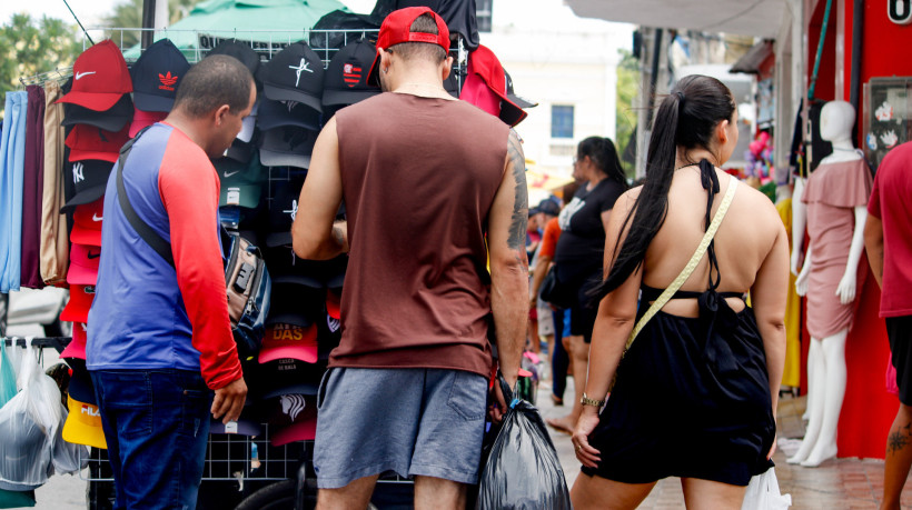 FORTALEZA, CEARÁ, BRASIL, 10-01-2024: Mudanças no Pix têm alterado ou podem alterar as dinâmicas do comércio, movimentação de pessoas no Centro em compras. (Foto: Samuel Setubal/ O Povo)