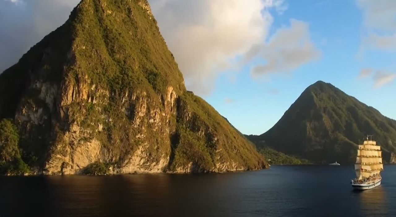 País: Antígua e Barbuda - Continente: América do Norte/ População: aproximadamente 98.000 habitantes/ Descrição: este país caribenho é famoso por suas praias e cultura vibrante. O turismo é a principal fonte de renda