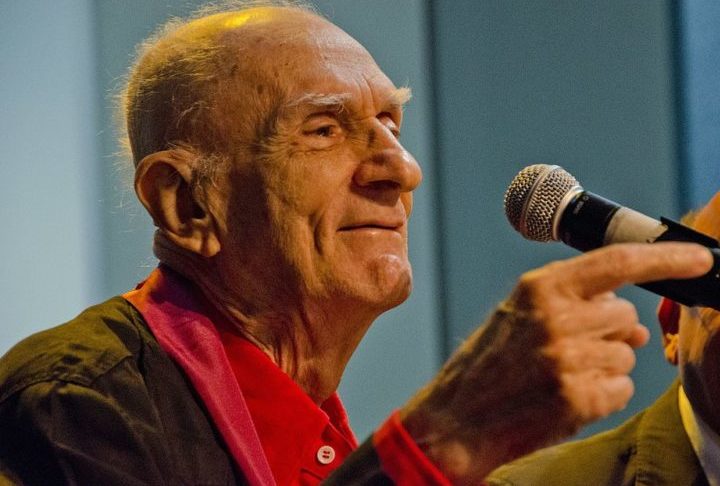 Ariano Vilar Suassuna nasceu em João Pessoa, em 16 de junho de 1927. Ele foi um intelectual completo: escritor, dramaturgo, poeta, ensaísta, advogado e professor. 