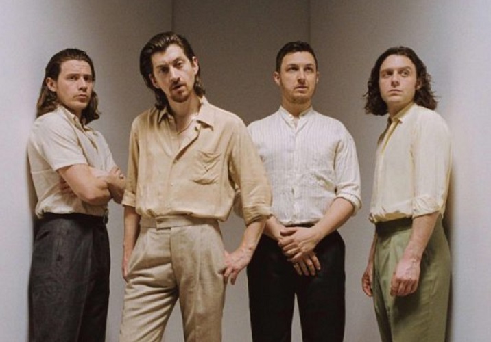 Nome da banda: Artic Monkeys - Foi em 2002 que surgiu a banda britânica de rock formada, nos subúrbios da cidade de Sheffield, na Inglaterra, destaque neste século. As influências deles são nada mais nada menos que Oasis, The Strokes e Queens of the Stone Age.