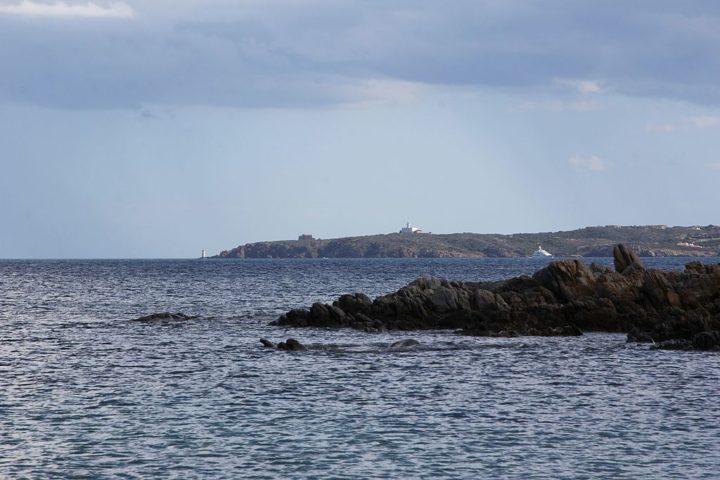 No dia seguinte, as autoridades foram ao local para investigar. O tesouro estava distribuído em duas grandes áreas, desde a praia até o fundo do mar.
