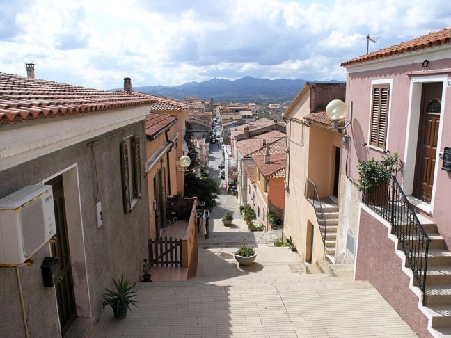 Arzachena, onde foram encontradas as moedas históricas, é uma comuna italiana da região da Sardenha, província de Sassari, com cerca de 10.425 habitantes. 