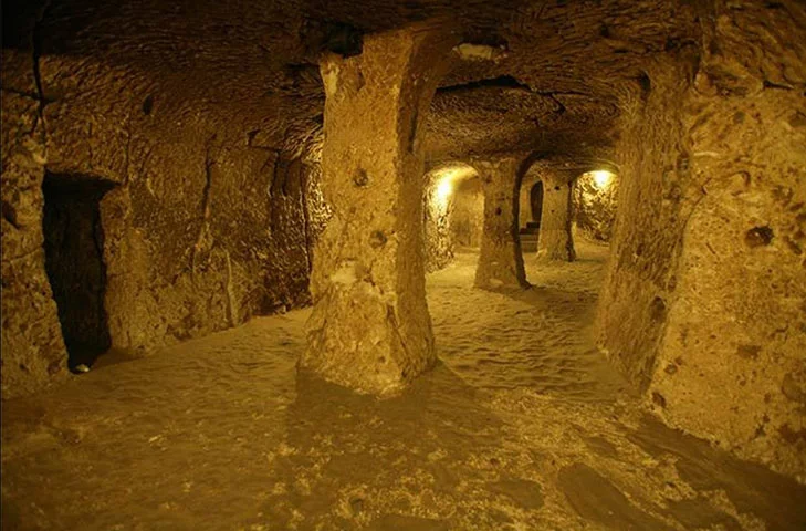 O misterioso local foi redescoberto em 1963 por um turco que via suas galinhas desaparecerem sem motivo. Até que um dia ele decidiu persegui-las e encontrou um buraco no seu porão 