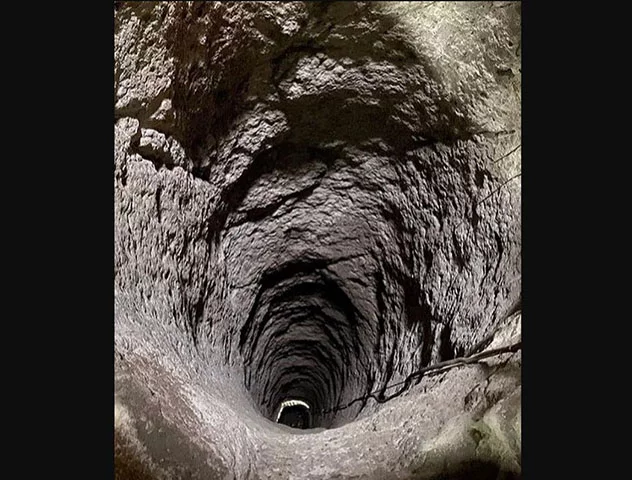 Os poços foram estruturados com mais de 55 metros de profundidade, fato que permitia aos moradores da cidade bloqueá-los por baixo 