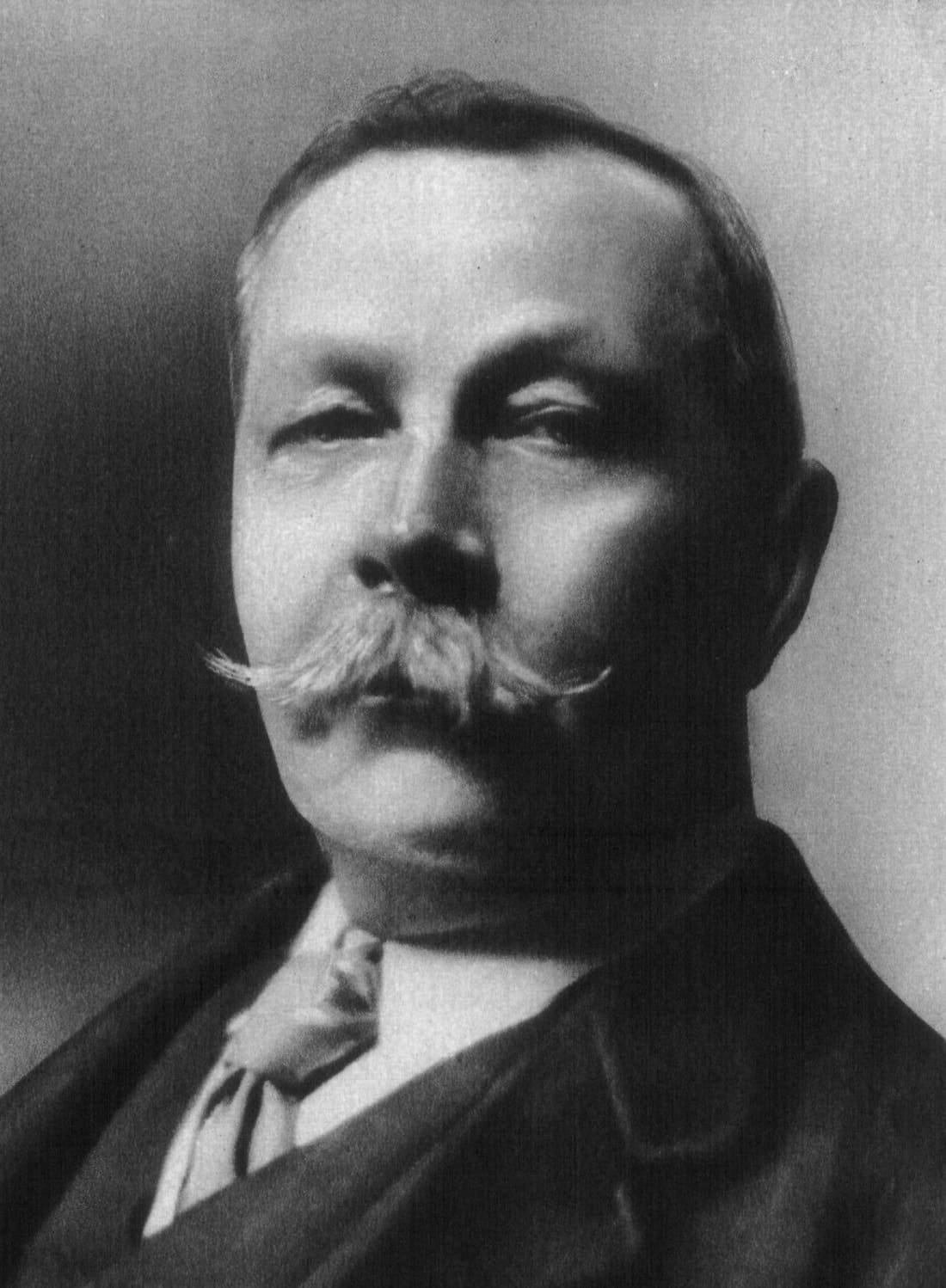 Sherlock Holmes foi criado pelo médico e escritor Arthur Conan Doyle (1859-1930). Nascido em Edimburgo, na Escócia, ele se tornou renomado autor literário, conquistando o título de Sir, concedido pela Coroa Britânica.