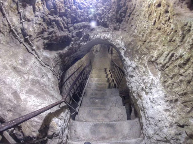 A partir disso, as escavações começaram e os cientistas identificaram que, na verdade, era um complexo de 18 níveis de túneis, com uma profundidade de 85 metros. O equivalente a um prédio de 25 andares