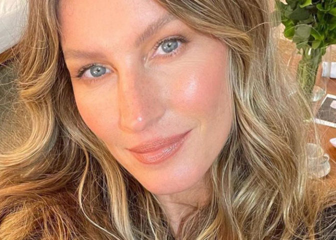 Grávida do terceiro filho, Gisele Bündchen foi fotografada passeando com o namorado Joaquim Valente no litoral da Costa Rica. Na imagem já é possível notar a barriga pronunciada da gestação, anunciada pela ex-modelo em outubro do ano passado. 
