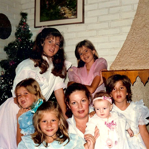 Gisele é filha de uma bancária aposentada e um professor e escritor, ambos de origem alemã. Ela tem seis irmãs.