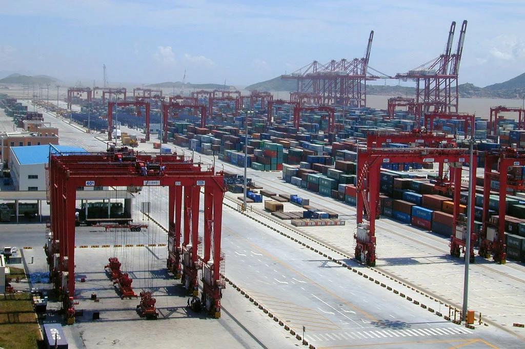 Os maiores portos do mundo, predominantemente na Ásia, refletem a importância da região no comércio global.  Shangai e Singapura, por exemplo, desempenham papéis cruciais na movimentação de mercadorias e na integração dos mercados internacionais. Conheça, então, quais são os dez maiores portos do mundo e um pouco mais sobre cada um deles.