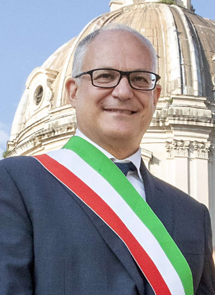 Roberto Gualtieri afirmou que o município ainda estuda a possibilidade de instituir uma cobrança de ingresso para quem quiser apreciar as famosas fontes de água da Fontana di Trevi. Os recursos auferidos ajudariam a financiar a manutenção do local.
