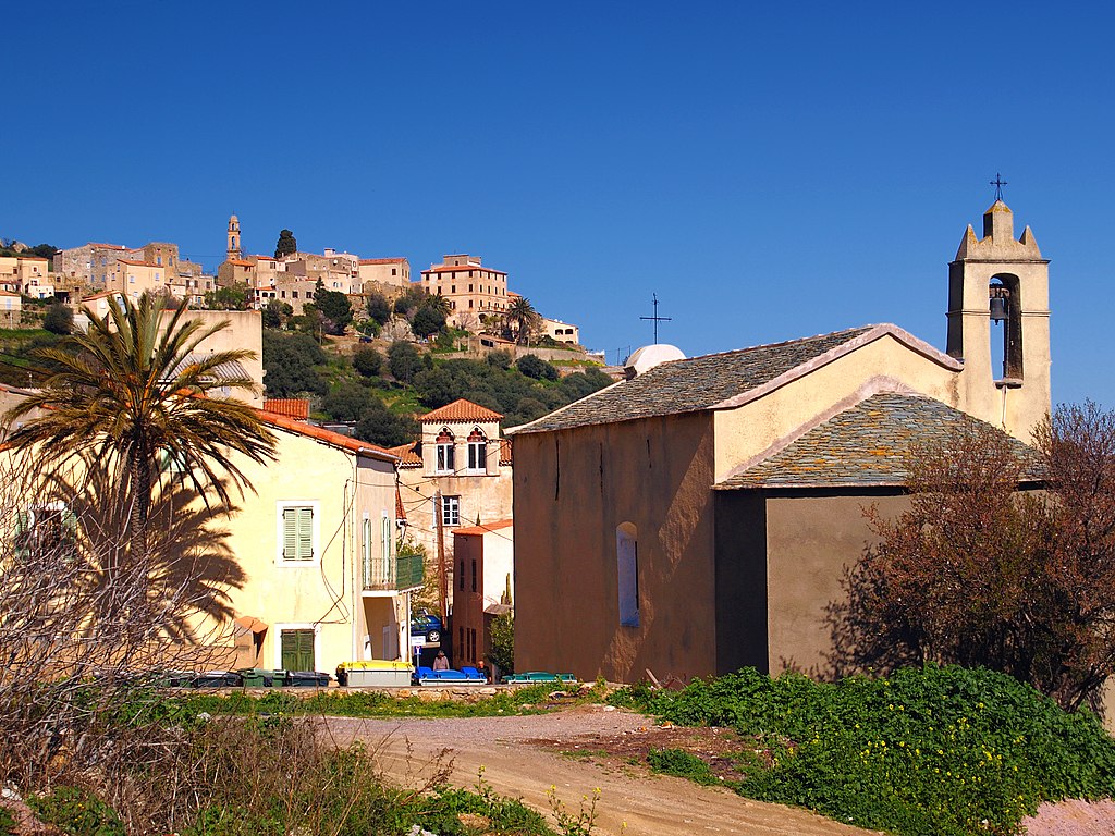 O centro histórico de Arzachena é um labirinto de ruas estreitas e vielas, com casas coloridas e lojas de artesanato. A cidade é conhecida pela igreja de Santa Reparata, construída no século XVII.