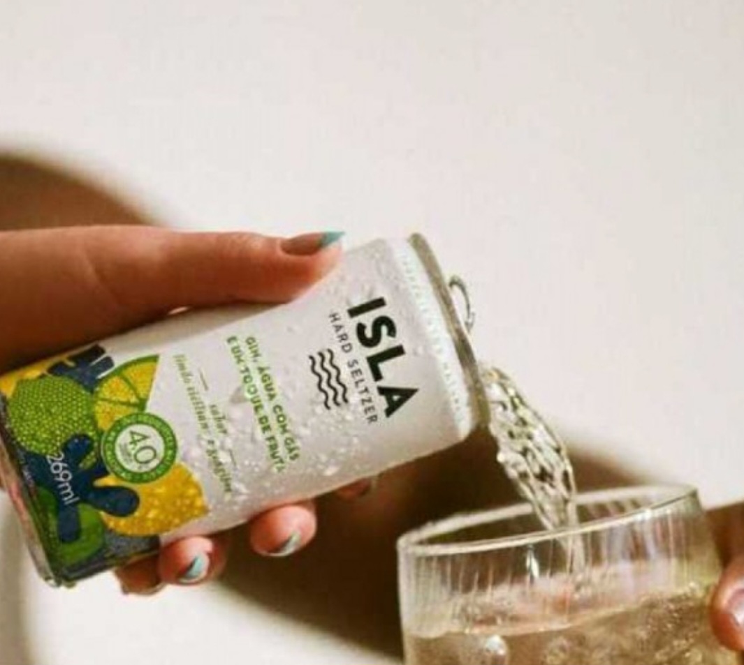 Isla  - Este drink ficou em segundo lugar na avaliação .Tem um teor alcoólico de 4% . É feito com gim, água gaseificada e sucos de fruta