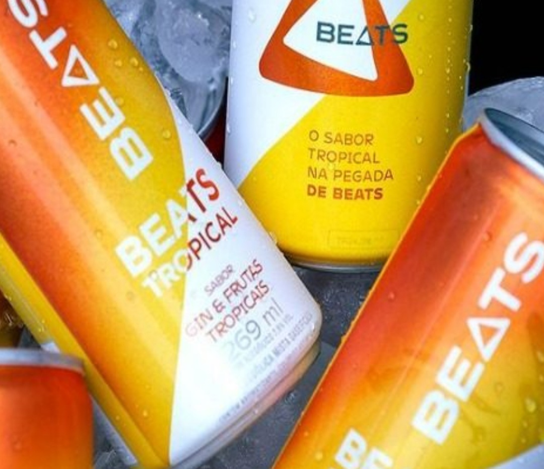 Beats Tropical - Teor alcoólico: 7,9%  . Essa bebida combina gin com frutas variadas e água gaseificada.