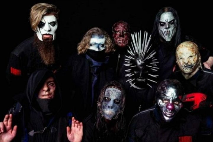 Nome da banda: Slipknot - A banda marcou época pelo seu som bem agressivo e pesado, o que cativou muitos fãs que sentiam falta dessa pegada nos dias atuais. Além disso, as máscaras tenebrosas e a enorme presença de palco durante os shows fizeram o grupo ficar famoso em todo o mundo. 
