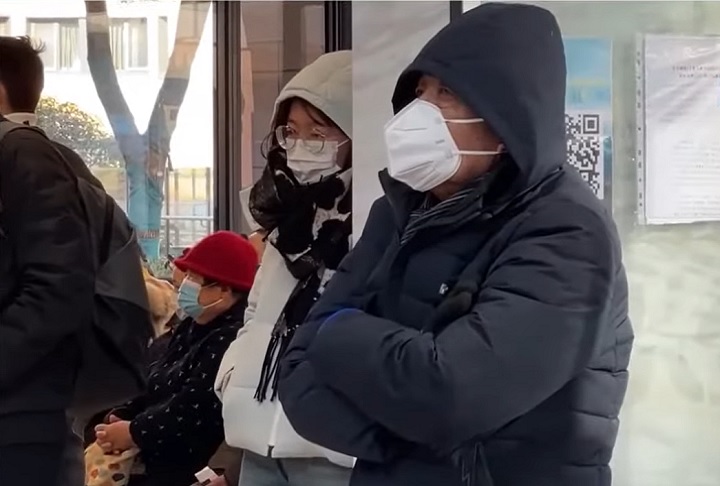 Até o momento, não há vacina ou tratamento específico para o HMPV. Por enquanto, a forma de tratamento é focada no alívio dos sintomas.