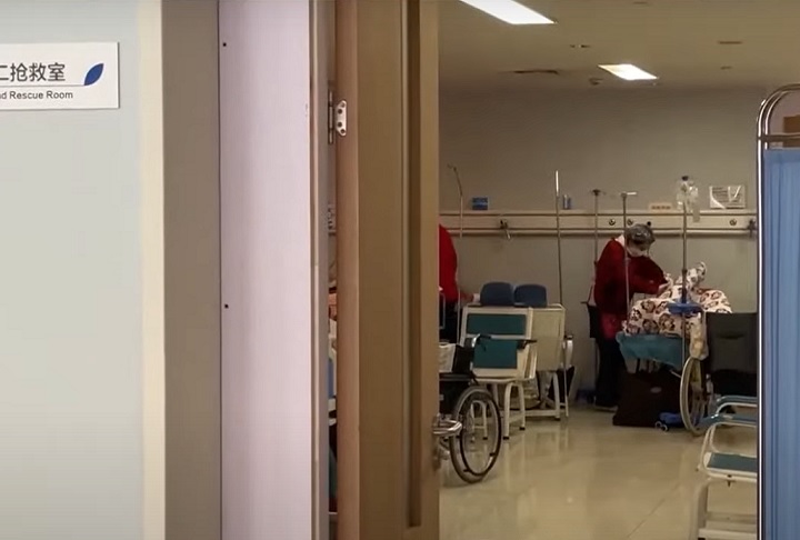 Isso inclui o uso de analgésicos, antitérmicos, descongestionantes e, em casos mais graves, corticosteroides para aliviar inflamações e melhorar a respiração.