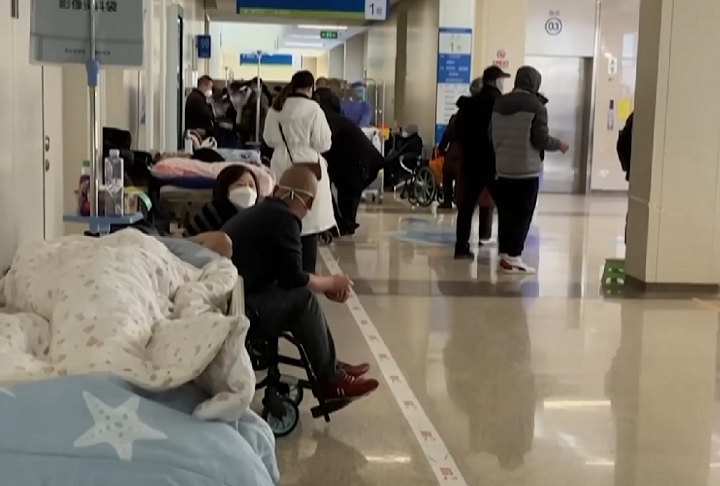 Segundo o virologista Flavio Fonseca, da UFMG, as chances de o HMPV se comportar como o Sars-CoV-2 são mínimas, já que grande parte da população possui imunidade natural ao vírus, o que limita sua propagação.