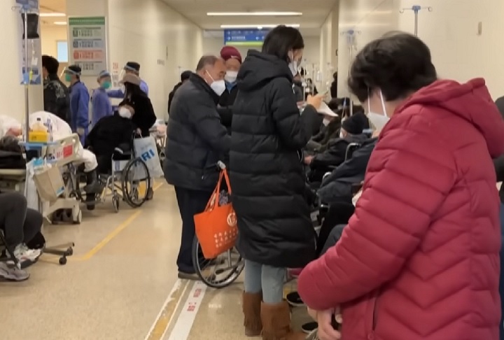 Embora a maioria das infecções cause apenas sintomas leves, pessoas vulneráveis, como crianças, idosos e imunossuprimidos, têm maior risco de complicações graves.